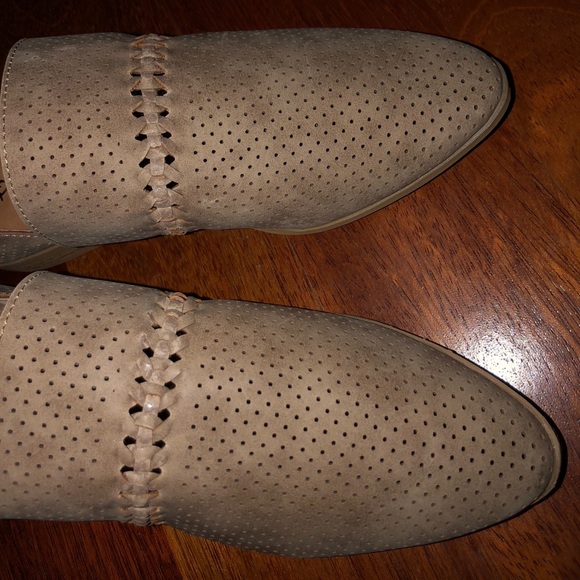 Taupe distressed shoe - Picture 2 of 5